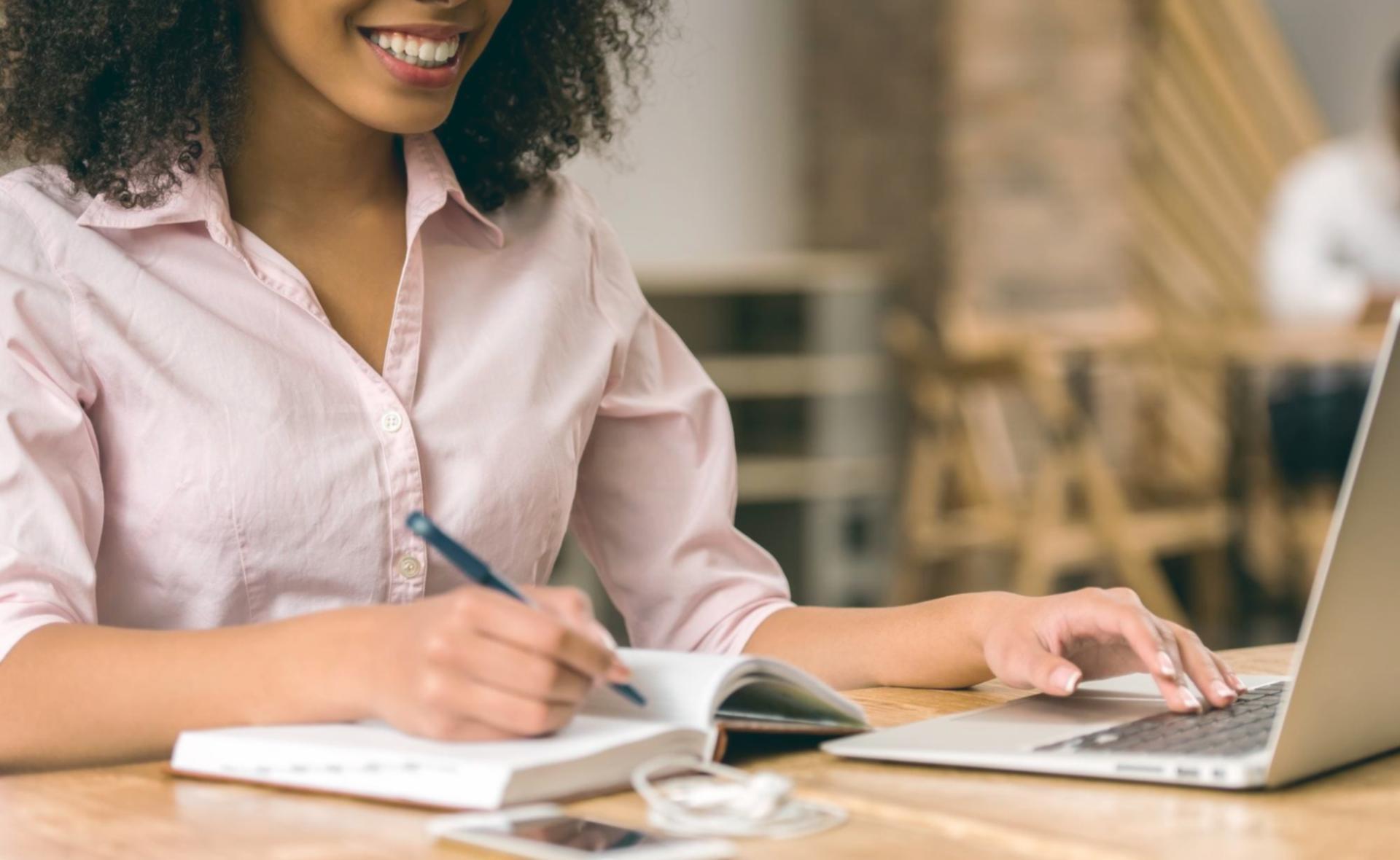 Moderne Arbeitsumgebung für SEO Schulungen in Hamburg